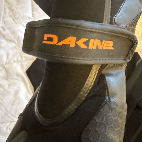 DAKINE CYCLONE ZIP FREE FULL WETSUIT
3/2MM-M & CYCLONE SPLIT TOE BOOT 3/2MM-11 - Picture 12 of 14